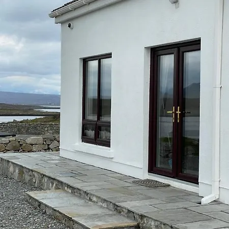 At Island Cottage, Inishnee, Roundstone Apartment